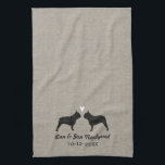 Französische Bulldoggen-Silhouetten mit Herzen und Küchentuch<br><div class="desc">Frenchie Silhouetten mit Herzen und kundengerechtem Text. Groß für ein durchdachtes Polterabendgeschenk.</div>