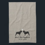 Französische Bulldoggen-Silhouetten mit Herzen und Küchentuch<br><div class="desc">Frenchie Silhouetten mit Herzen und kundengerechtem Text. Groß für ein durchdachtes Polterabendgeschenk.</div>