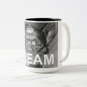 Französische Bulldoggen-Traum-Tasse Zweifarbige Tasse (VorderseiteRechts)