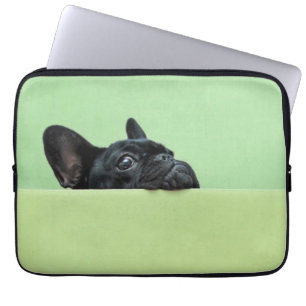 Französische Bulldoggen-Welpe, der über Wand Laptopschutzhülle