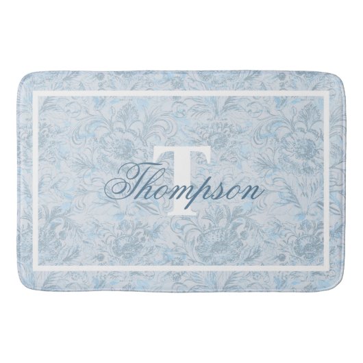Französische Hütte Dusty Blue Floral Monogram Badematte (Vorderseite)