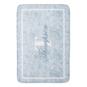Französische Hütte Dusty Blue Floral Monogram Badematte (Vorderseite Vertikal)