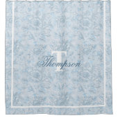 Französische Hütte Dusty Blue Floral Monogram Duschvorhang (Vorderseite)