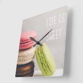 Französische Makronen in den Vintagen Quadratische Wanduhr (Winkel)