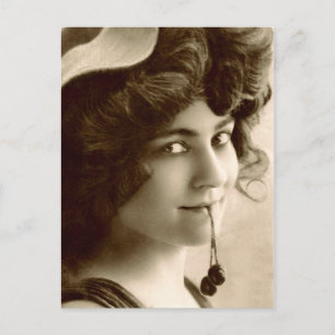 Französische Vintage-Frau mit süßen Kirschen Postkarte