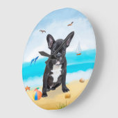 Französischer Bulldog am Strand Große Wanduhr (Winkel)