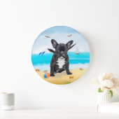 Französischer Bulldog am Strand Große Wanduhr (Zuhause)