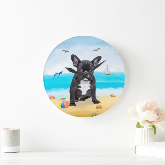 Französischer Bulldog am Strand Große Wanduhr (Zuhause)