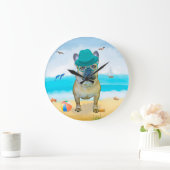 Französischer Bulldog am Strand Große Wanduhr (Zuhause)