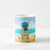 Französischer Bulldog am Strand Kaffeetasse (Mittel)