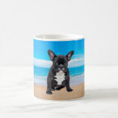 Französischer Bulldog am Strand Kaffeetasse (Mittel)