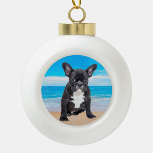 Französischer Bulldog am Strand Keramik Kugel-Ornament