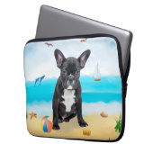 Französischer Bulldog am Strand Laptopschutzhülle (Vorderseite Links)