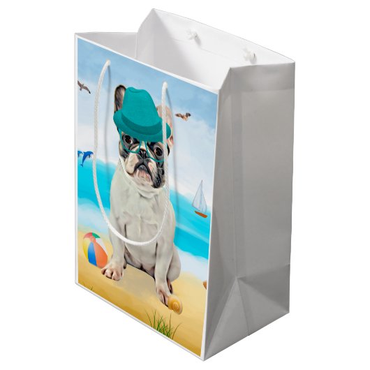 Französischer Bulldog am Strand Mittlere Geschenktüte (Rückseite Schrägansicht)