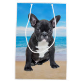 Französischer Bulldog am Strand Mittlere Geschenktüte (Rückseite)