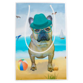 Französischer Bulldog am Strand Mittlere Geschenktüte (Vorderseite)