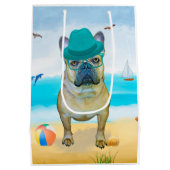 Französischer Bulldog am Strand Mittlere Geschenktüte (Rückseite)