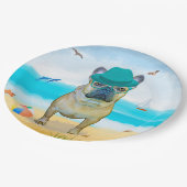 Französischer Bulldog am Strand Pappteller (Schrägansicht)