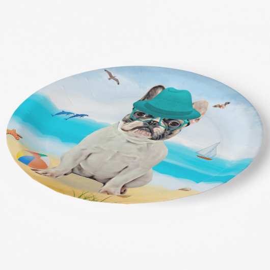 Französischer Bulldog am Strand Pappteller (Schrägansicht)