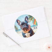 Französischer Bulldog am Strand, Sommergeschenk fü Runder Aufkleber (Umschlag)