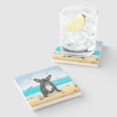 Französischer Bulldog am Strand Steinuntersetzer (Seitenansicht)