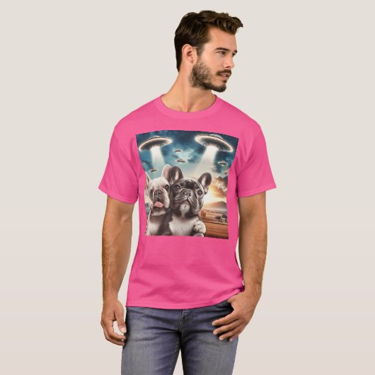 Französischer Bulldog, der einen Selbstfie Ufo Fre T-Shirt (Vorne ganz)