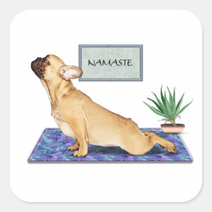Französischer Bulldog, der Hunde-Yoga-Pose nach o Quadratischer Aufkleber
