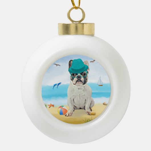 Französischer Bulldog-Hund am Strand Keramik Kugel-Ornament (Vorderseite)