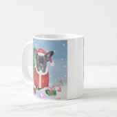 Französischer Bulldog im Schnee mit Weihnachtsgesc Kaffeetasse (Vorderseite Links)