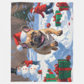Französischer Bulldog im Schnee mit Weihnachtsmütz Fleecedecke (Vorderseite)