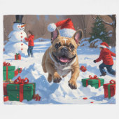Französischer Bulldog im Schnee mit Weihnachtsmütz Fleecedecke (Vorderseite (Horizontal))