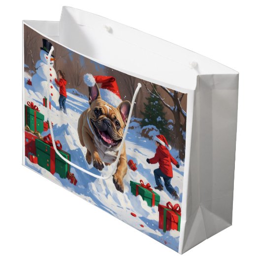 Französischer Bulldog im Schnee mit Weihnachtsmütz Große Geschenktüte (Vorderseite Schrägansicht)