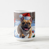 Französischer Bulldog im Schnee mit Weihnachtsmütz Kaffeetasse (Mittel)