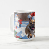 Französischer Bulldog im Schnee mit Weihnachtsmütz Kaffeetasse (Vorderseite Links)