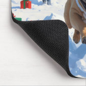 Französischer Bulldog im Schnee mit Weihnachtsmütz Mousepad (Ecke)