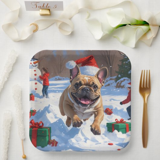 Französischer Bulldog im Schnee mit Weihnachtsmütz Pappteller (Hochzeit)