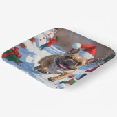 Französischer Bulldog im Schnee mit Weihnachtsmütz Pappteller (Gewinkelt)