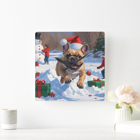 Französischer Bulldog im Schnee mit Weihnachtsmütz Quadratische Wanduhr (Zuhause)