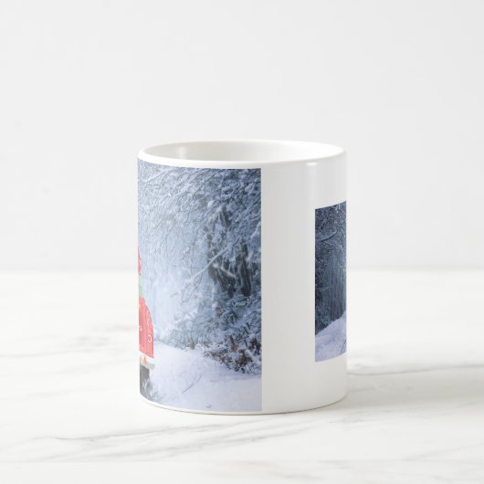 Französischer Bulldog im Schnee sitzend im Weihnac Kaffeetasse (Mittel)