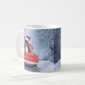 Französischer Bulldog im Schnee sitzend im Weihnac Kaffeetasse (Vorderseite Links)