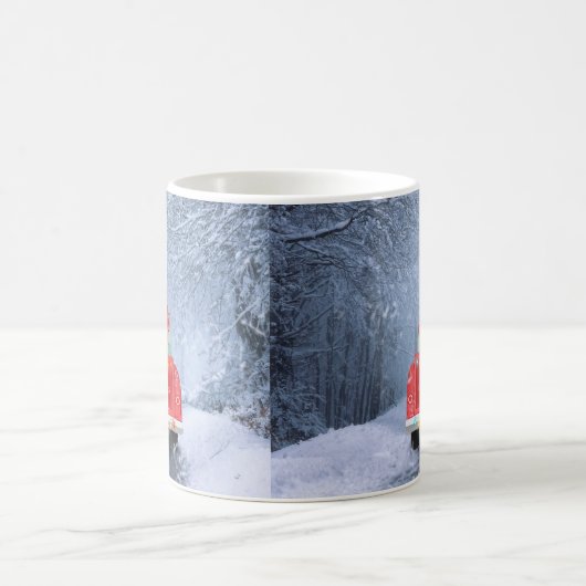 Französischer Bulldog im Schnee sitzend im Weihnac Kaffeetasse (Mittel)