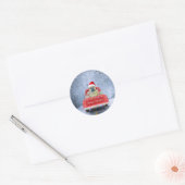 Französischer Bulldog im Schnee sitzend im Weihnac Runder Aufkleber (Umschlag)