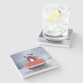 Französischer Bulldog im Schnee sitzend im Weihnac Steinuntersetzer (Seitenansicht)