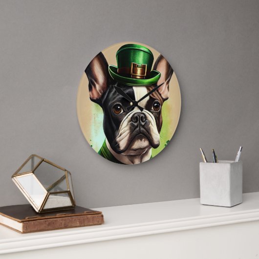 Französischer Bulldog in St. Patrick's Day Dress Große Wanduhr (Büro)