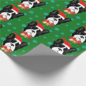 Französischer Bulldog mit einer Weihnachtsmannmütz Geschenkpapier (Ecke)