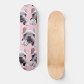 Französischer Bulldog mit Kopfhörer Skateboard (Vorderseite)