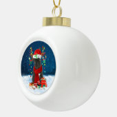 Französischer Bulldog mit Weihnachtsgeschenken Keramik Kugel-Ornament (Rechts)
