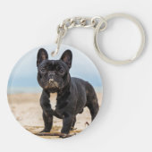 Französischer Bulldog-Spieler im Sand Schlüsselanhänger (Rückseite)