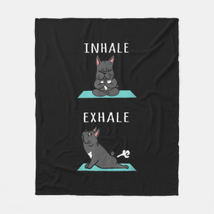 Französischer Bulldog Yoga Inhale Exhale Funny Dog Fleecedecke