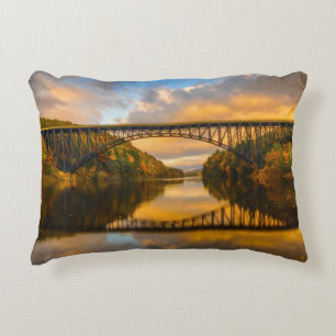 Französischer König Bridge im Fall Zierkissen